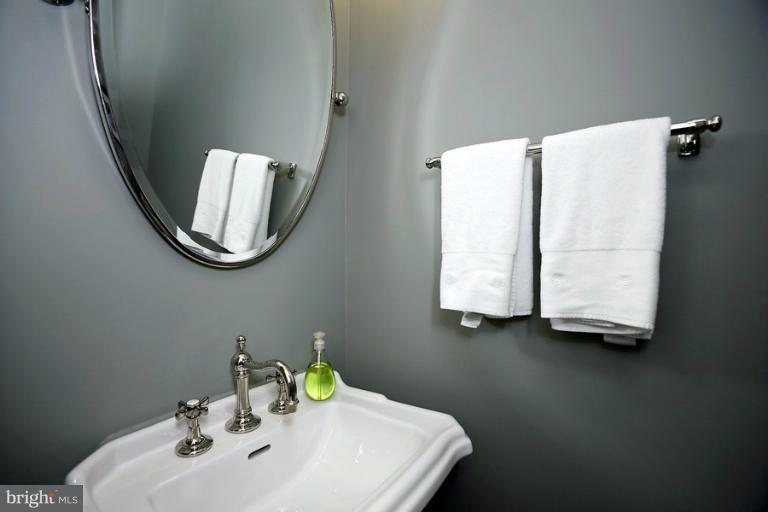 4490 Reservoir Road Northwest Washington, DC 20007 - Photo 21 of 21 Powder room