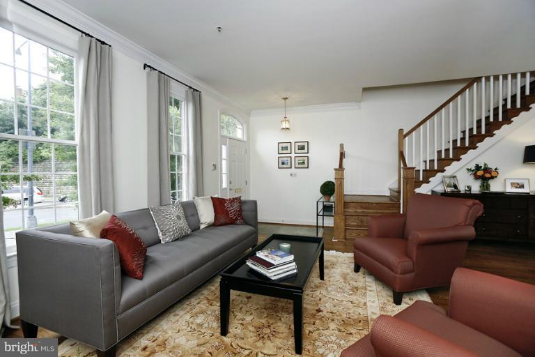 4490 Reservoir Road Northwest Washington, DC 20007 - Photo 9 of 21 Living Room