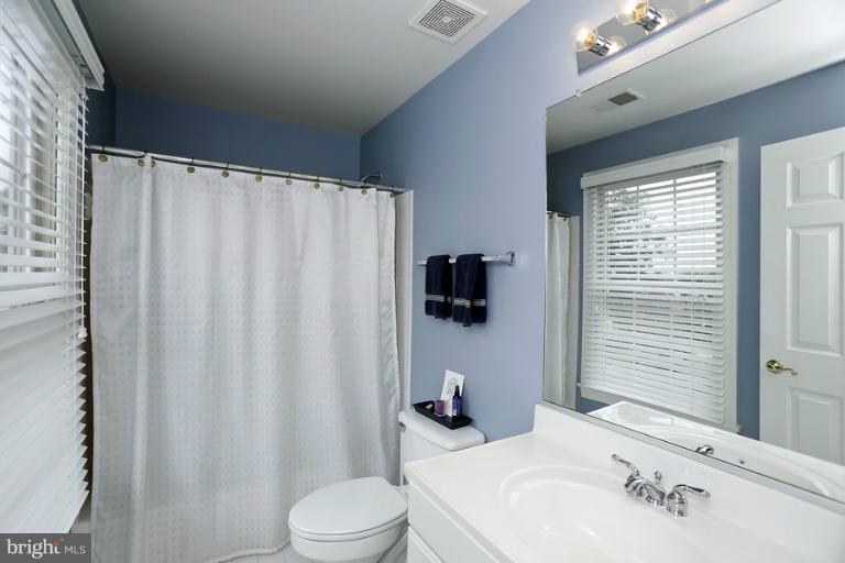 4490 Reservoir Road Northwest Washington, DC 20007 - Photo 10 of 21 Bedroom two's en suite bath
