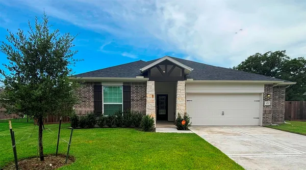 $365,000 | 411 South Amherst Drive, West Columbia, TX 77486