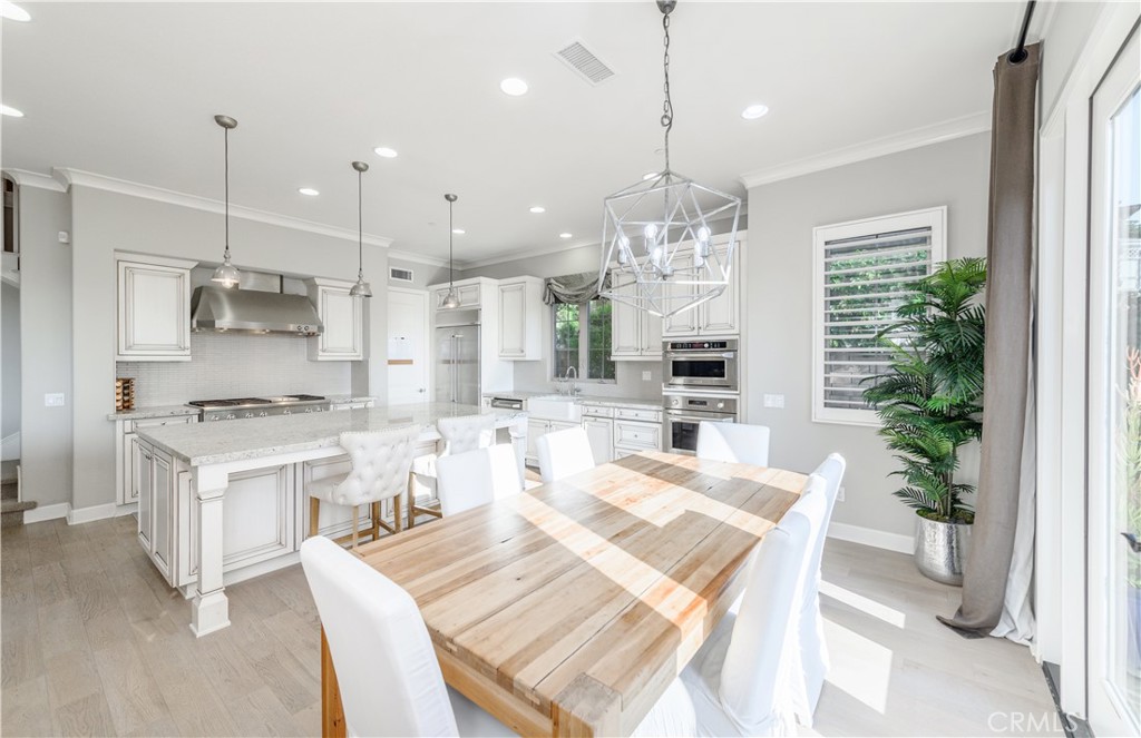 126 Long Fence Irvine, CA 92602 - Photo 11 of 61 a large kitchen with a table and chairs