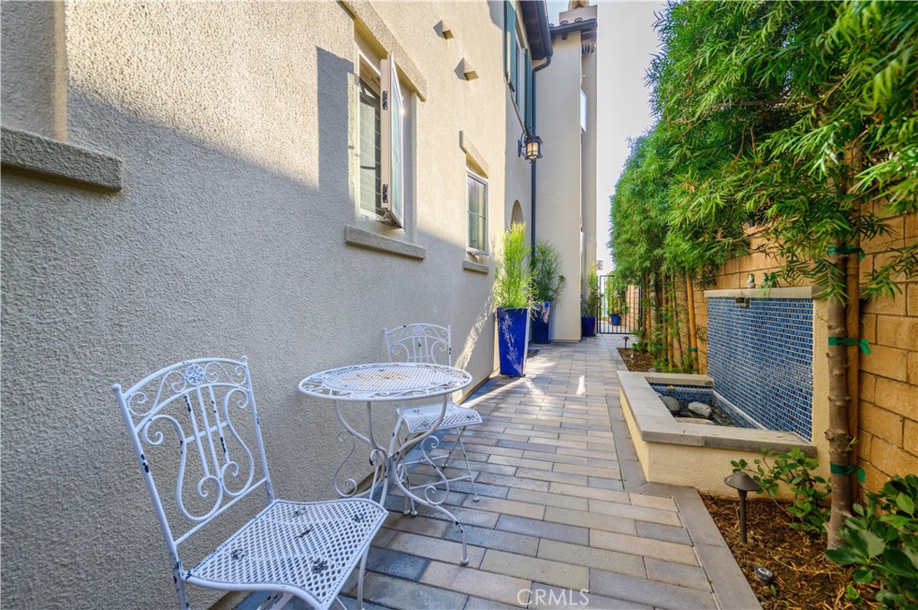 126 Long Fence Irvine, CA 92602 - Photo 28 of 61 a view of a chairs and table in backyard