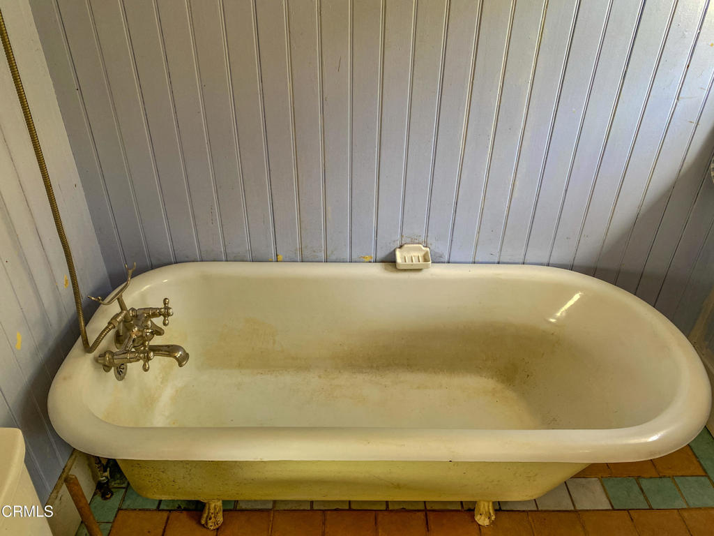 42000 Mountain View Road Manchester, CA 95459 - Photo 35 of 54 a bathroom with a bathtub