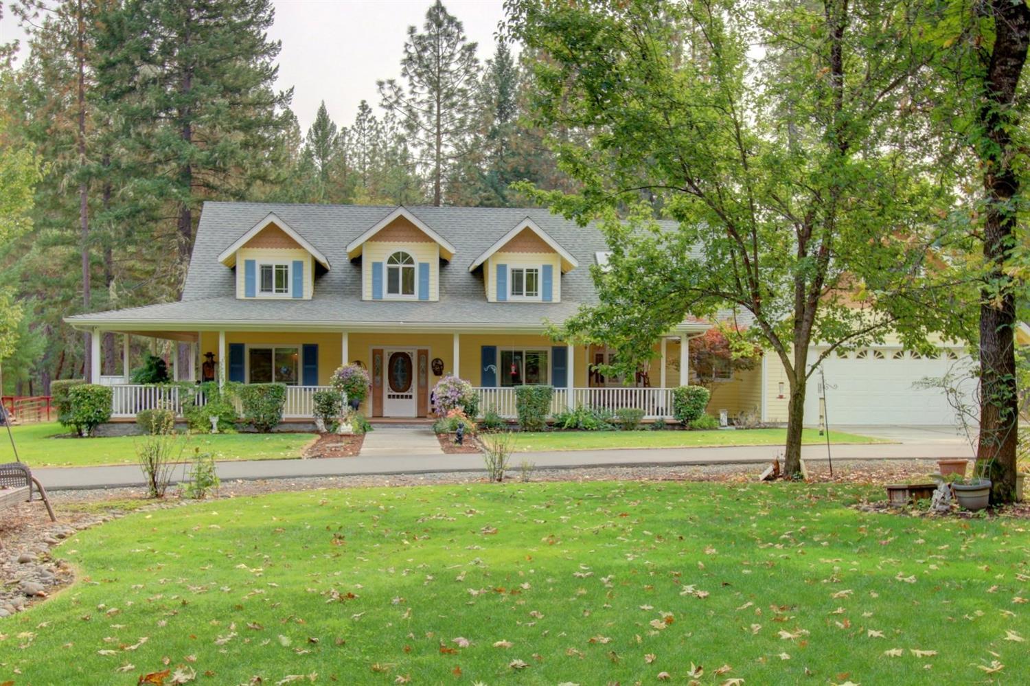 1065 Riessen Road Grants Pass, OR 97526 - Photo 6 of 32 a front view of a house with a garden and trees