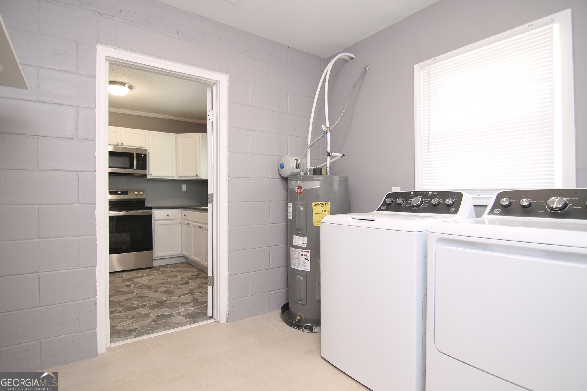 708 South 3rd Street Warner Robins, GA 31088 - Photo 13 of 29 a kitchen that has a sink and a stove