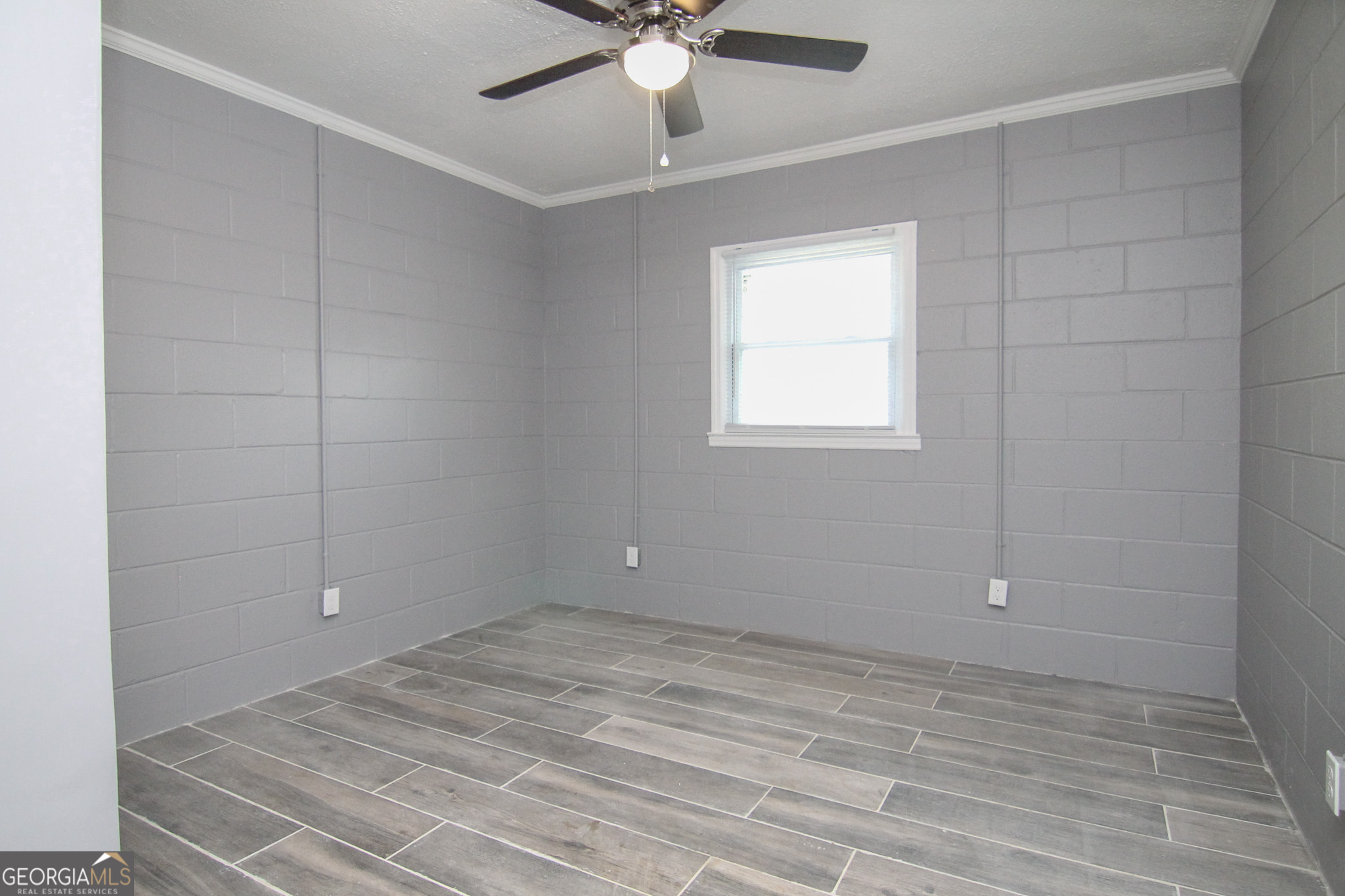 708 South 3rd Street Warner Robins, GA 31088 - Photo 19 of 29 a view of an empty room with a window