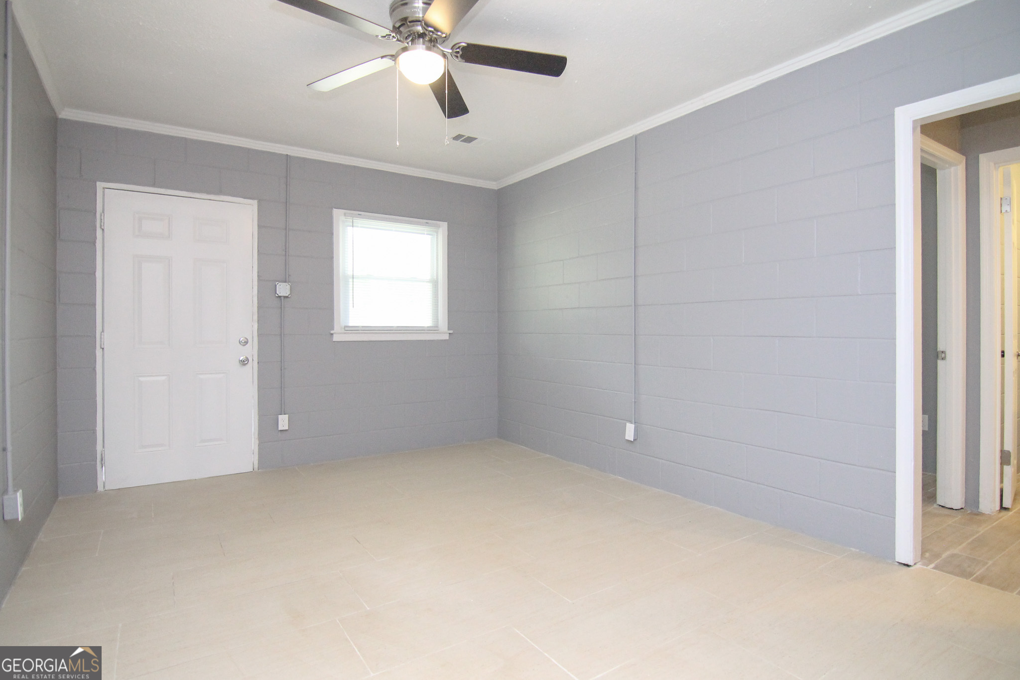 708 South 3rd Street Warner Robins, GA 31088 - Photo 2 of 29 a view of an empty room with a window