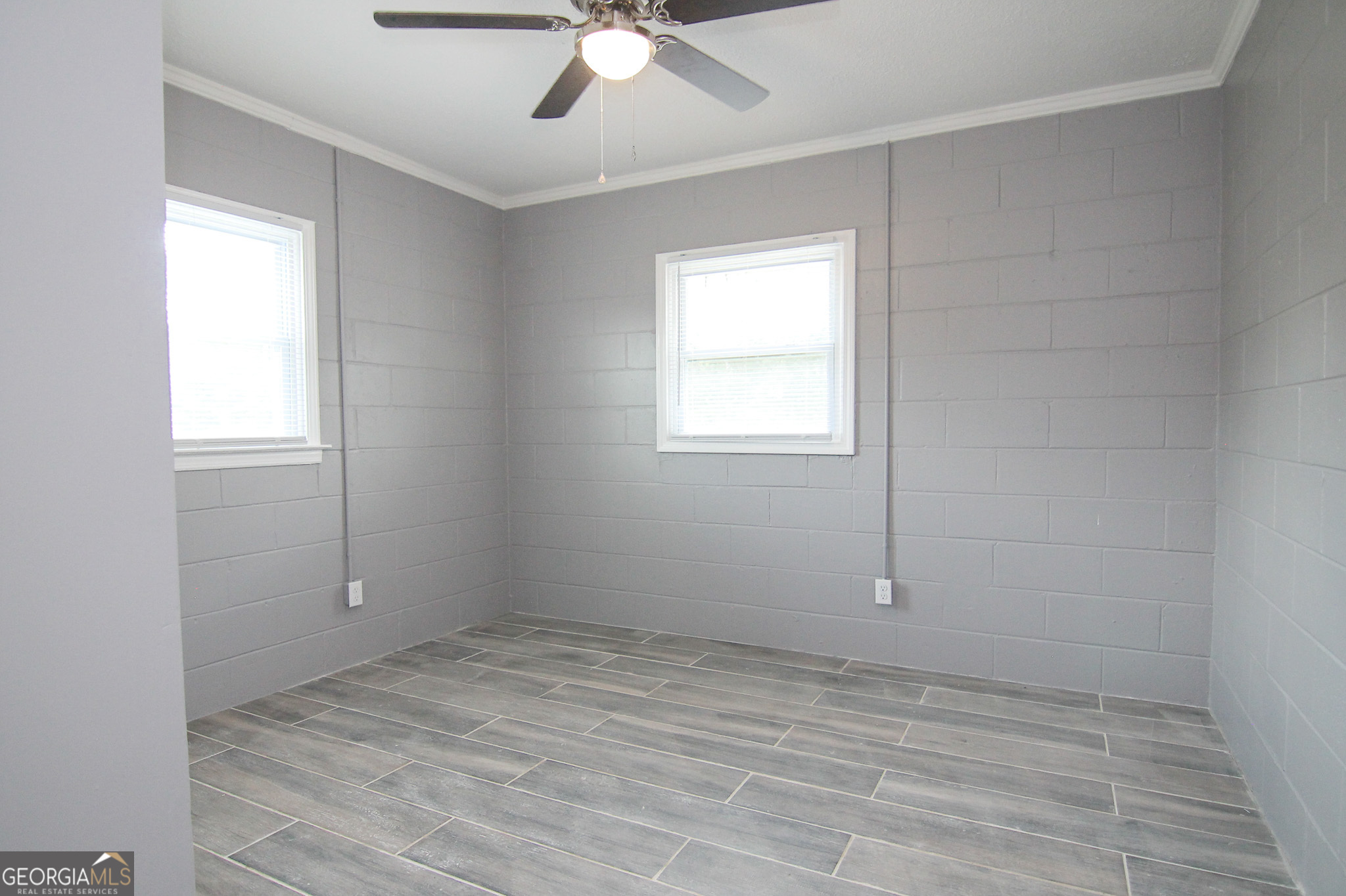 708 South 3rd Street Warner Robins, GA 31088 - Photo 21 of 29 an empty room with a window and ceiling fan