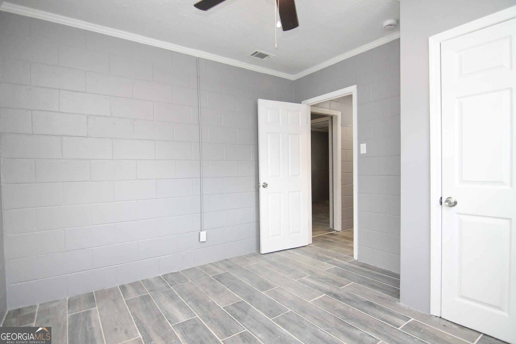708 South 3rd Street Warner Robins, GA 31088 - Photo 22 of 29 an empty room with closet and a window