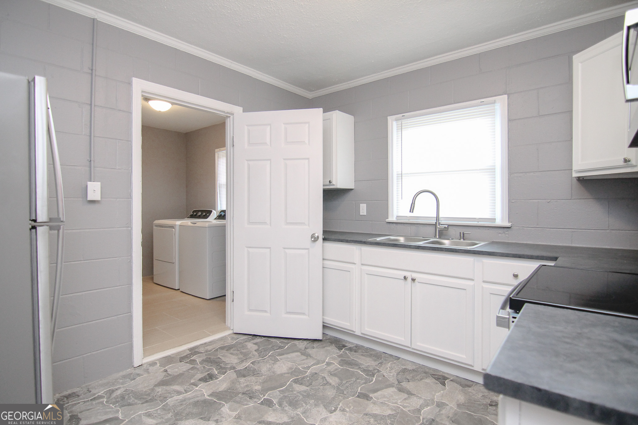 708 South 3rd Street Warner Robins, GA 31088 - Photo 24 of 29 a bathroom with a sink and a mirror