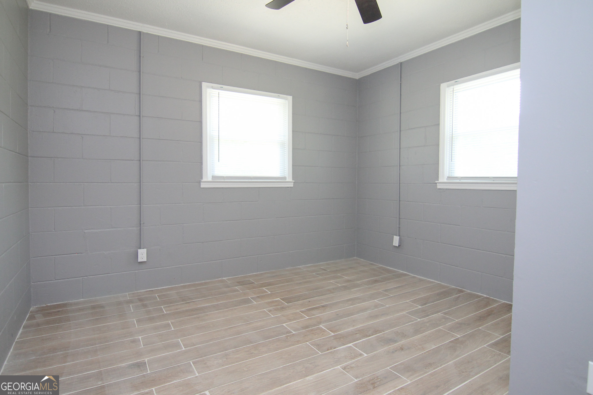 708 South 3rd Street Warner Robins, GA 31088 - Photo 4 of 29 a view of an empty room with a window