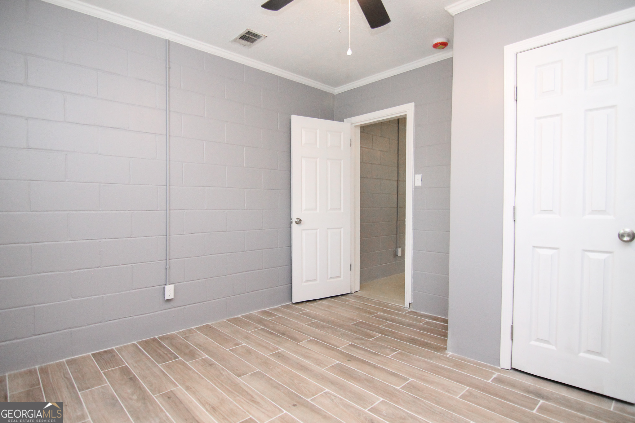 708 South 3rd Street Warner Robins, GA 31088 - Photo 5 of 29 a view of a room with an empty space