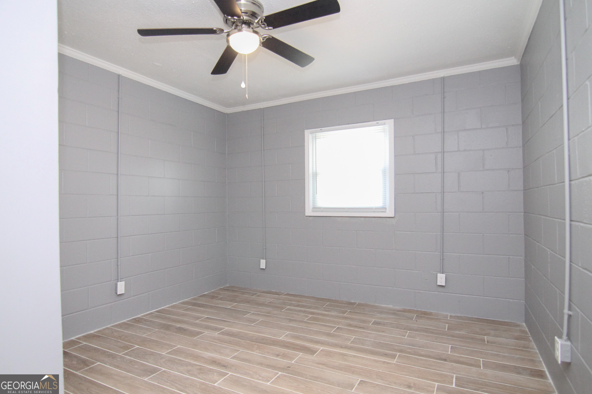 708 South 3rd Street Warner Robins, GA 31088 - Photo 7 of 29 a view of an empty room with a window