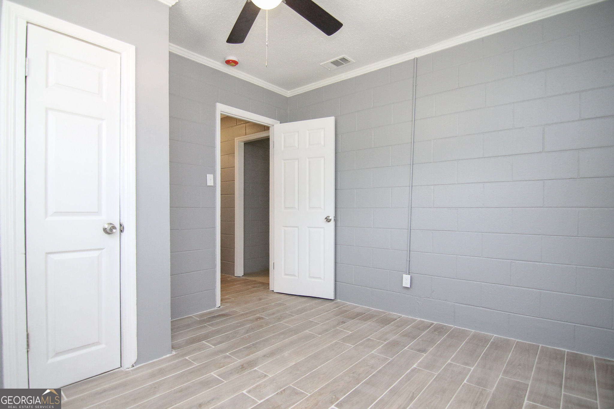 708 South 3rd Street Warner Robins, GA 31088 - Photo 8 of 29 an empty room with closet and a ceiling fan
