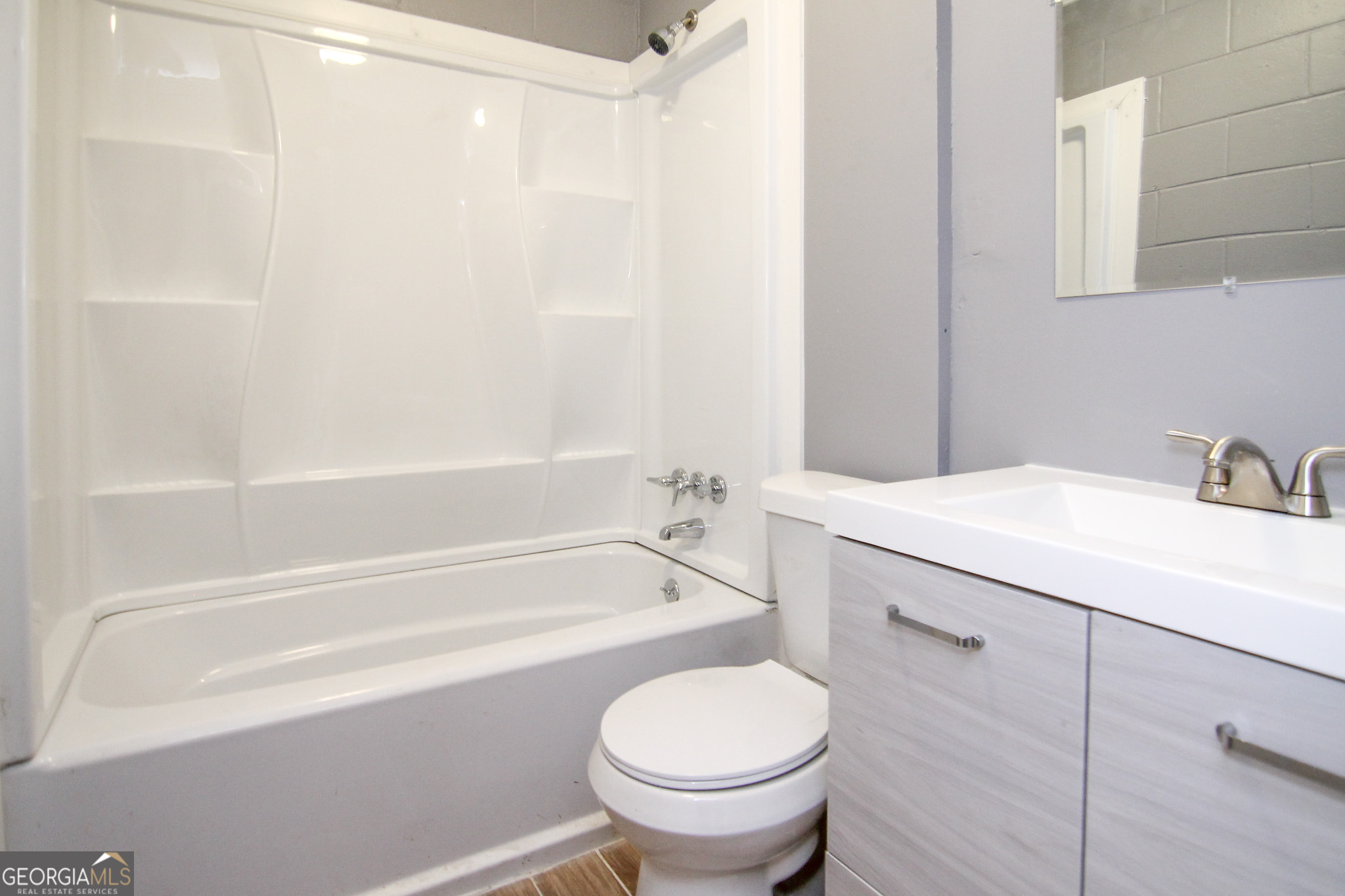 708 South 3rd Street Warner Robins, GA 31088 - Photo 9 of 29 a bathroom with a sink a toilet and a bathtub