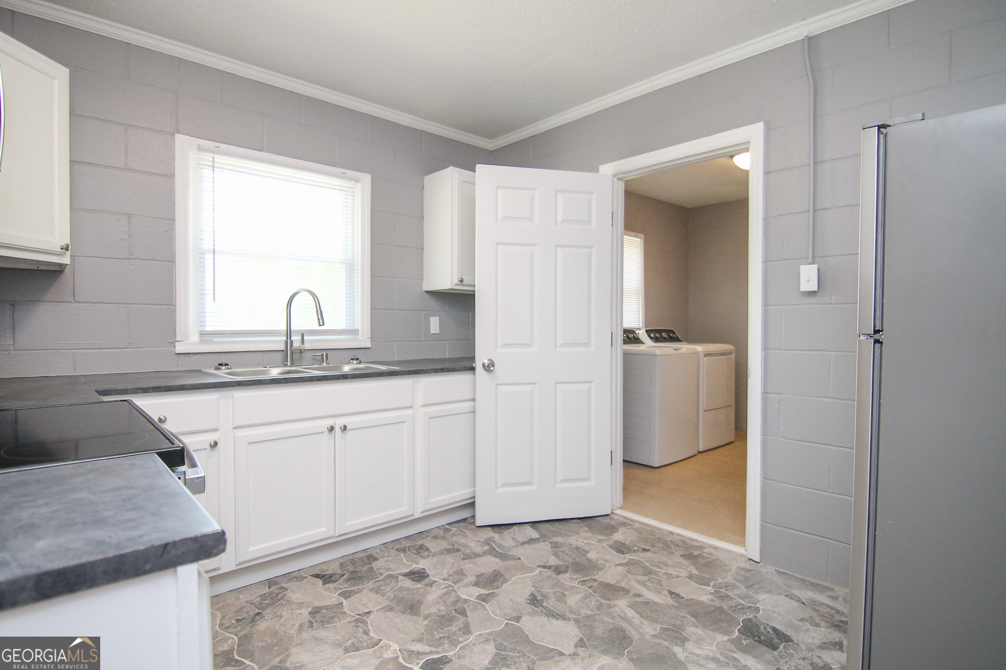 708 South 3rd Street Warner Robins, GA 31088 - Photo 10 of 29 a kitchen with granite countertop a sink and a stove
