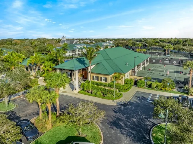 a view of a parking area