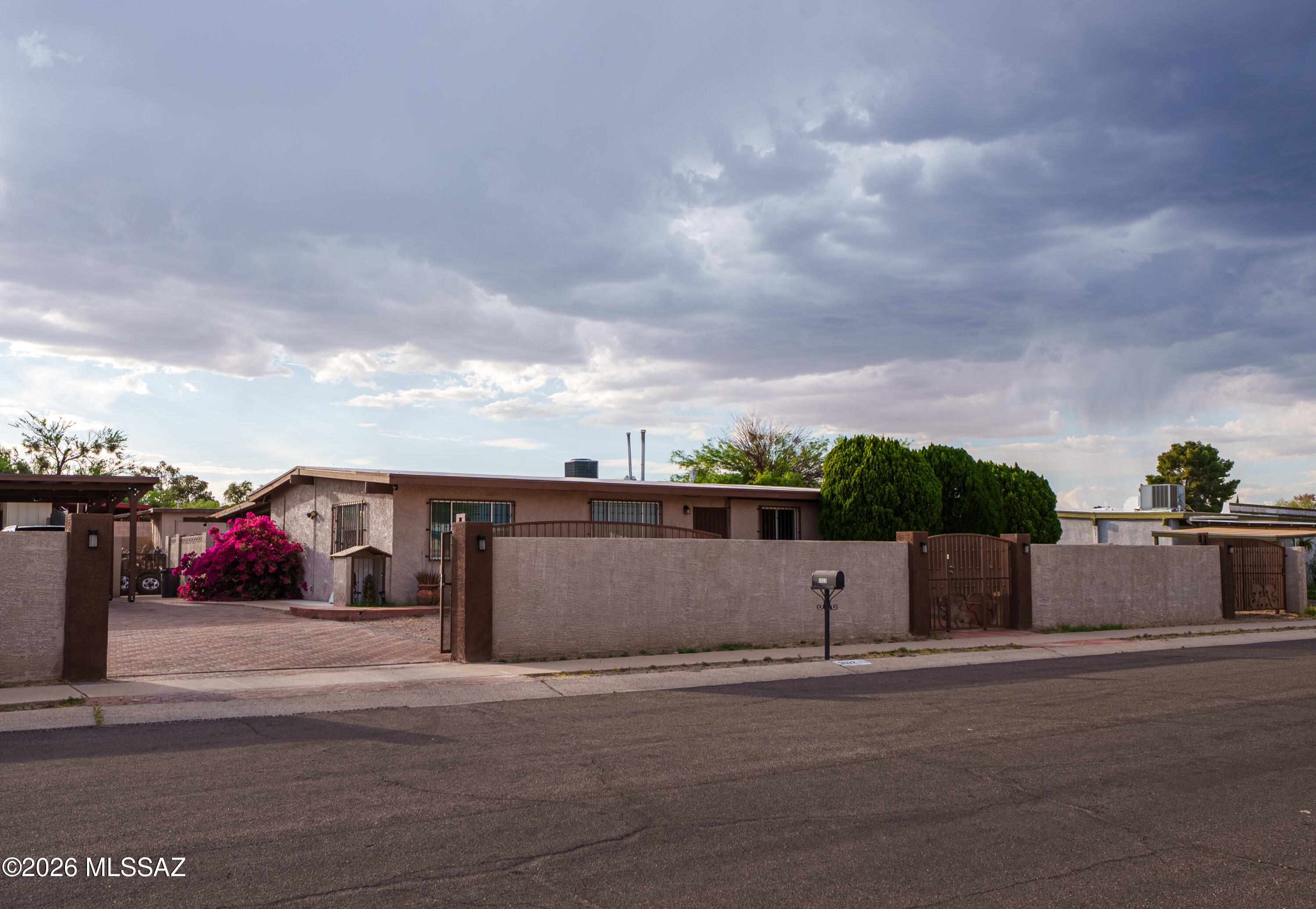 3022 South Oberon Road Tucson, AZ 85713 - Photo 2 of 26