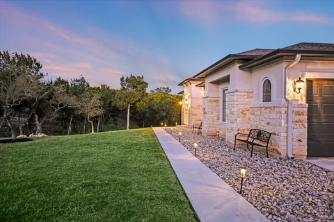 a view of entryway with patio