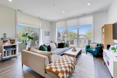 $525,000 | 2423 West Fullerton Avenue, Unit 3F, Chicago, IL 60647