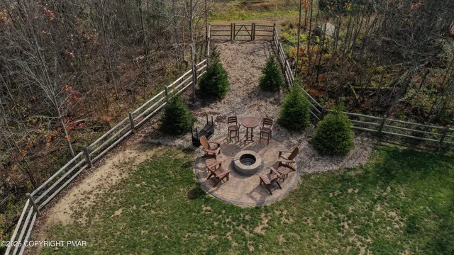 a view of entryway with a workspace