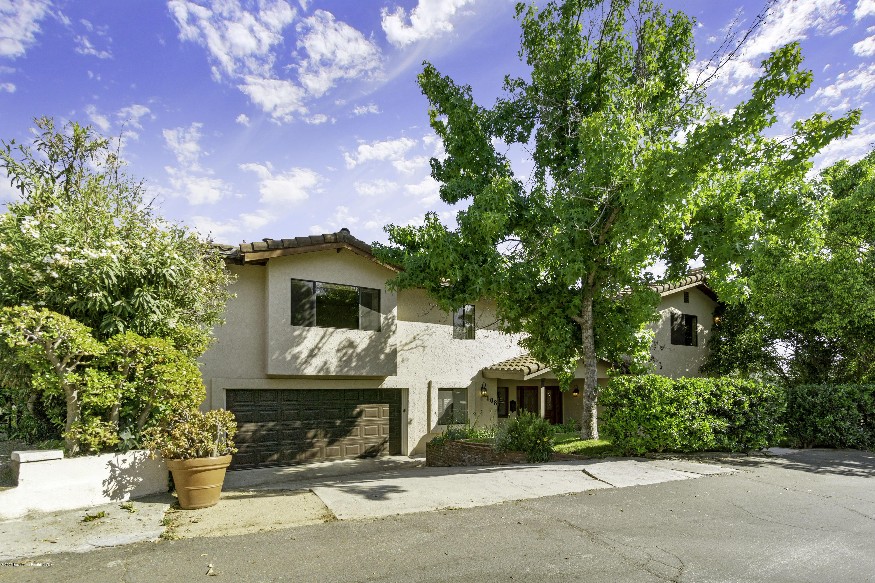 108 Coventry Place Glendale, CA 91206 - Photo 2 of 54 1