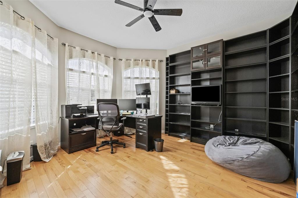 22623 Cliffside Way Land O' Lakes, FL 34639 - Photo 8 of 49 a workspace with furniture