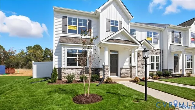 a view of a house with backyard and porch