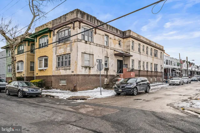 a building that has a lots of windows in it