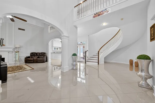 a view of entryway and kitchen