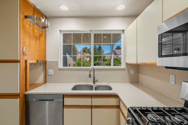 83 West 200 North Centerville, UT 84014 - Photo 6 of 40