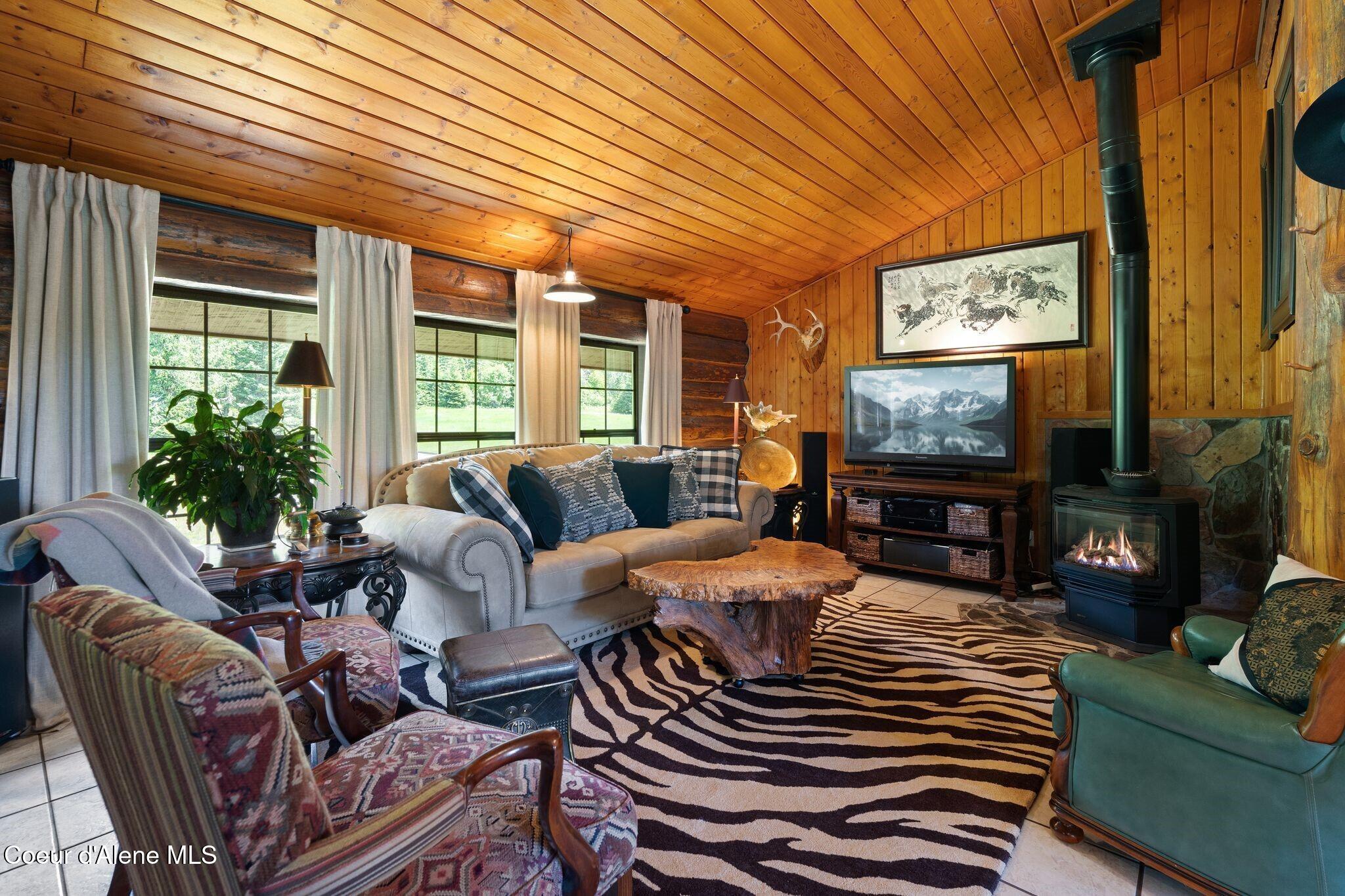 343 West Spring Creek Road Hope, ID 83836 - Photo 4 of 55 Cozy Interior