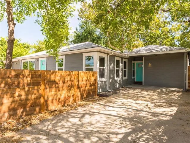 a bathroom with a toilet and a bathtub