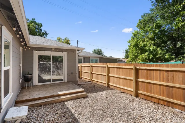 a view of a backyard