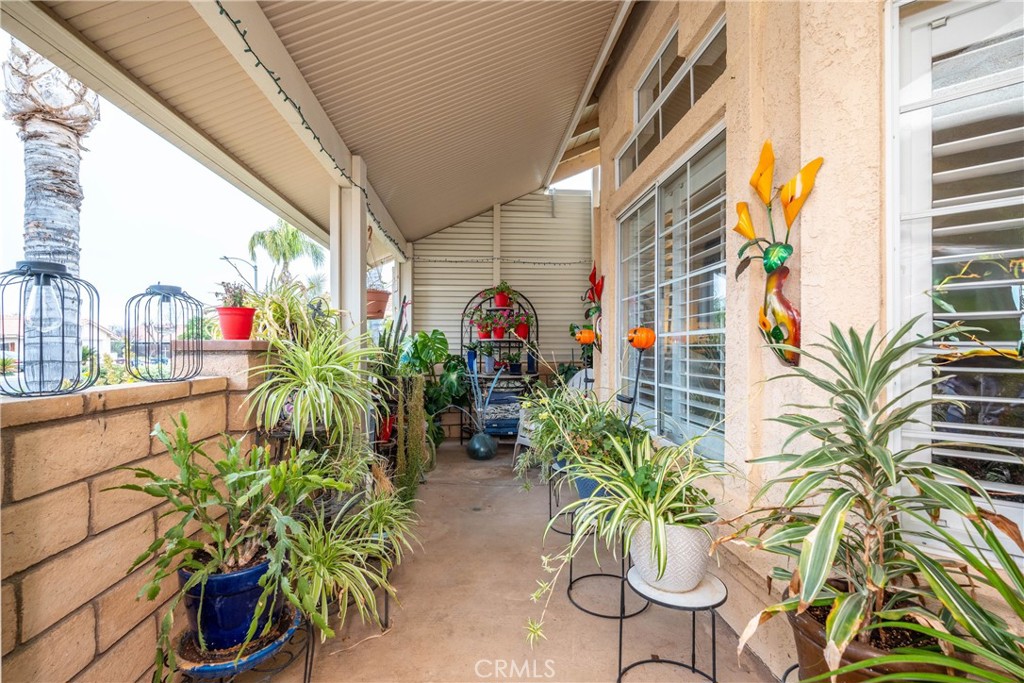 26592 Braddock Road Menifee, CA 92586 - Photo 3 of 25 a vase of flowers sitting on a floor
