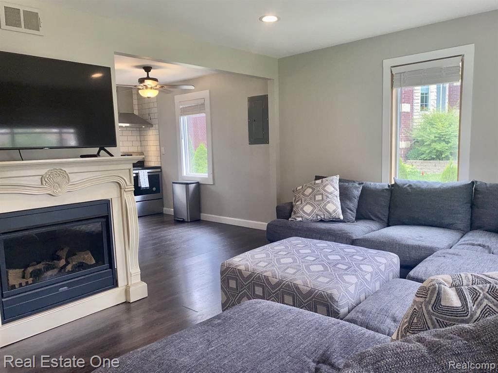 947 Grace Avenue Rochester Hills, MI 48307 - Photo 14 of 47