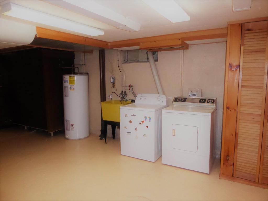 100 Hudson Street Springfield, MA 01118 - Photo 21 of 30 a utility room with dryer and washer