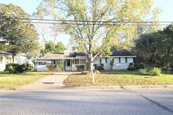 $1,700 | 411 East Alabama Street, Wharton, TX 77488