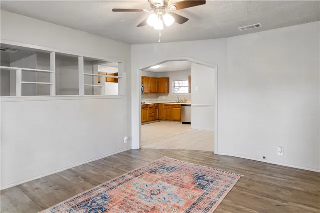 a view of livingroom with furniture