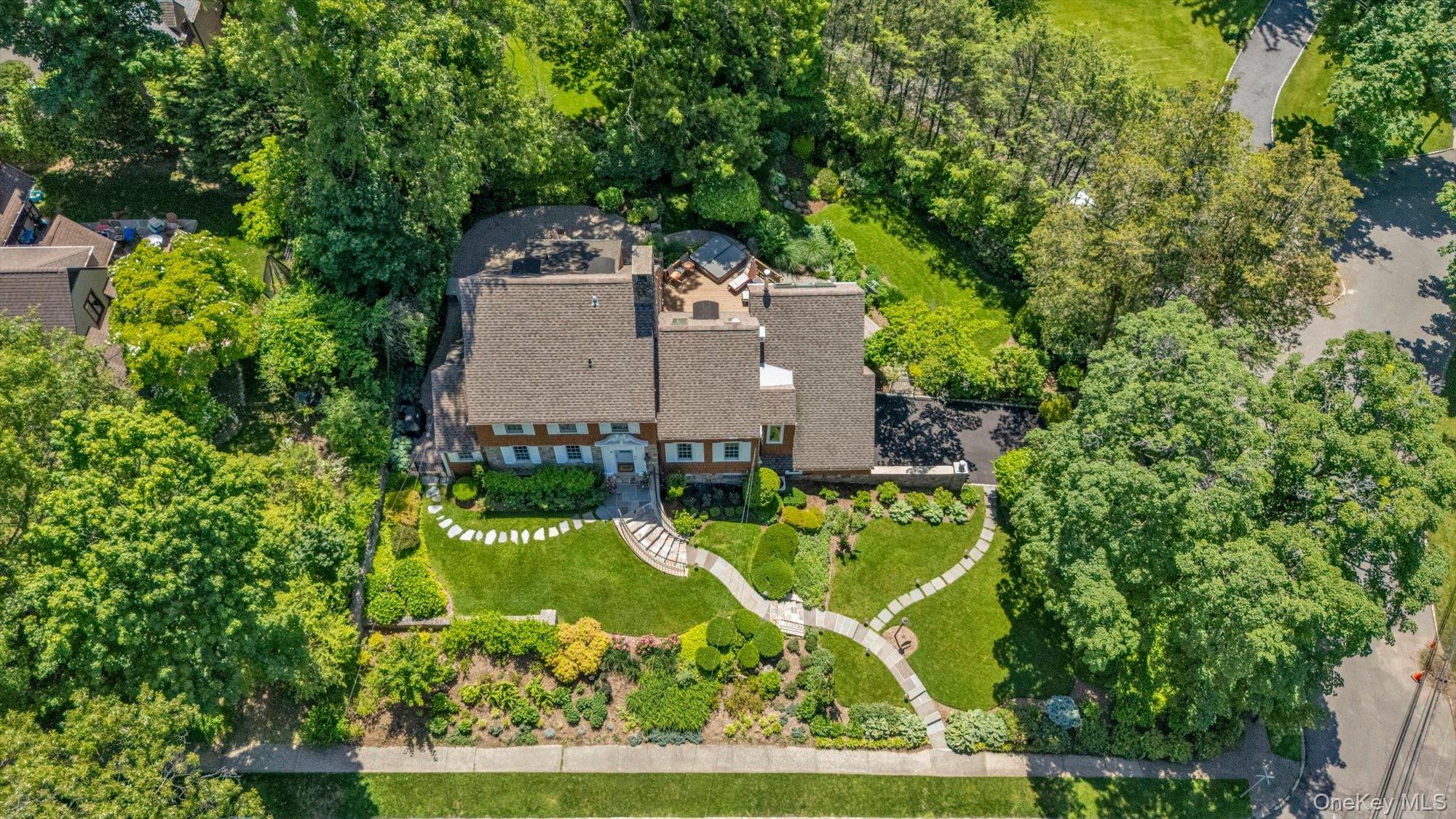 74 Litchfield Road Port Washington, NY 11050 - Photo 41 of 48