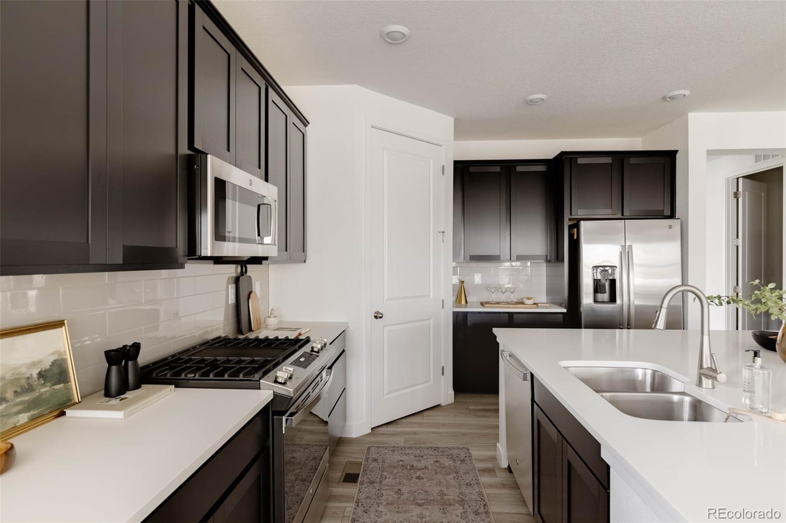 8571 South Riviera Court Aurora, CO 80016 - Photo 7 of 35