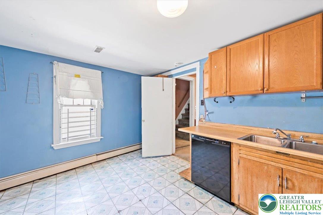 896 Front Street Whitehall, PA 18052 - Photo 19 of 35 Gallery Image 19