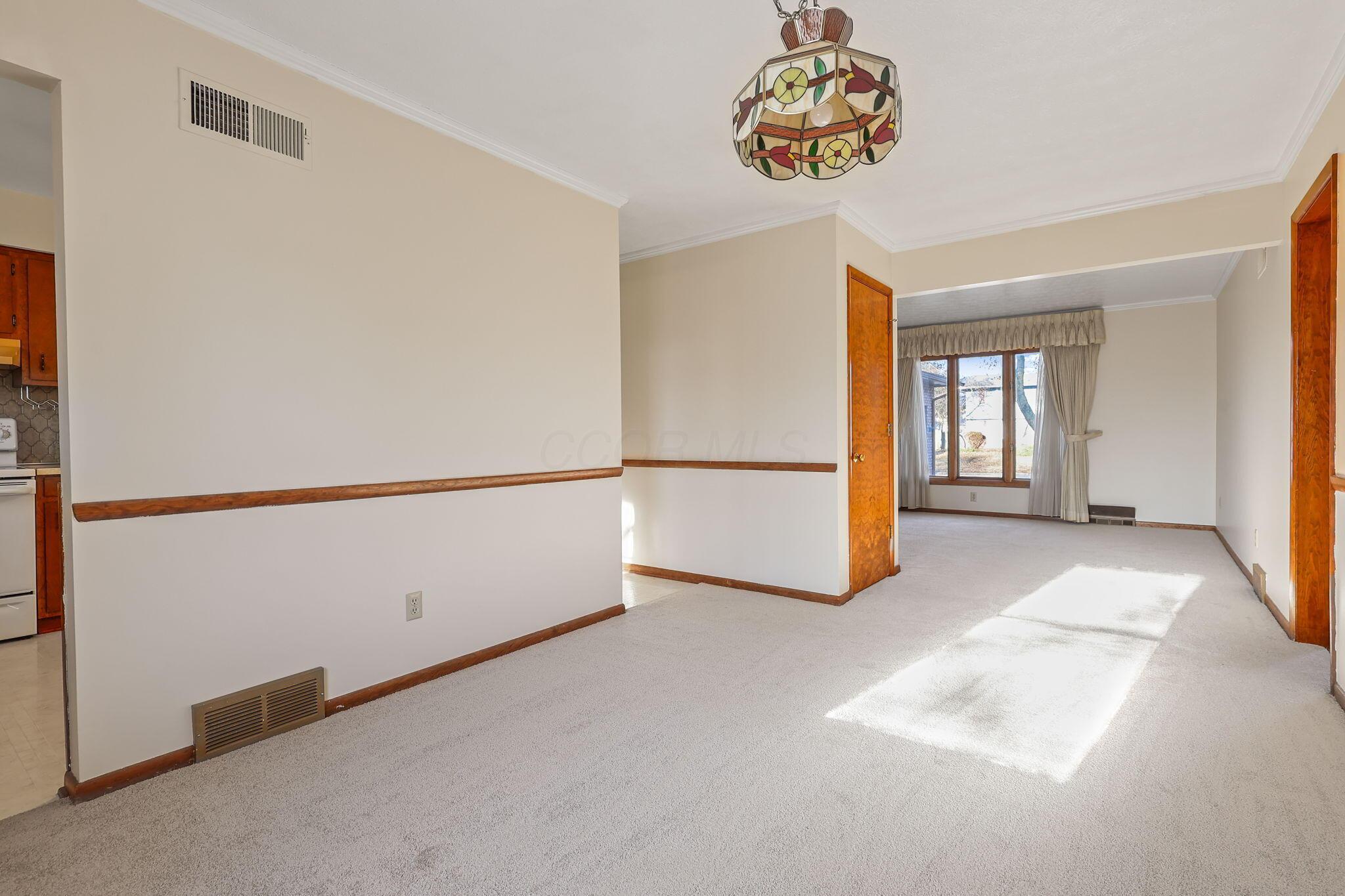 6066 Sandgate Road Columbus, OH 43229 - Photo 8 of 47 19-web-or-mls-G02A8510