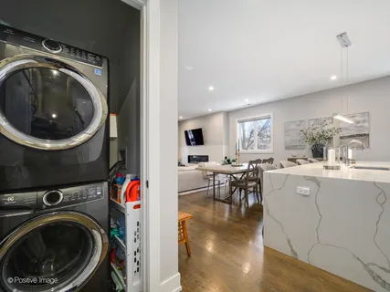 $689,900 | 2335 West Montrose Avenue, Unit 2, Chicago, IL 60618