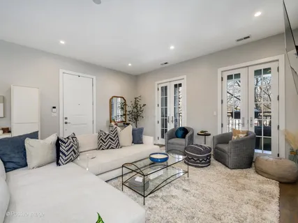 $689,900 | 2335 West Montrose Avenue, Unit 2, Chicago, IL 60618