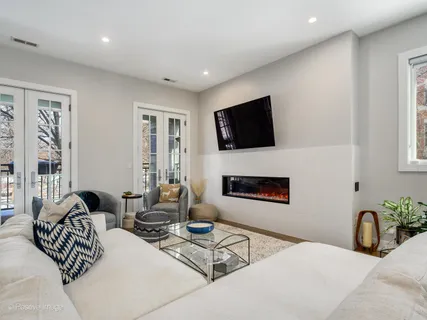 $689,900 | 2335 West Montrose Avenue, Unit 2, Chicago, IL 60618