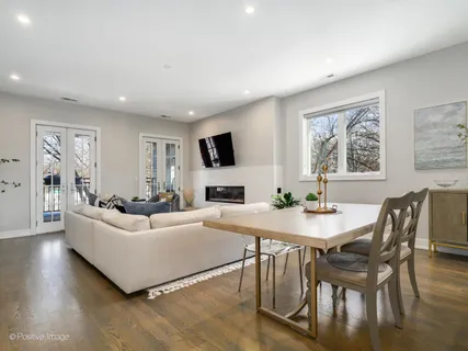 $689,900 | 2335 West Montrose Avenue, Unit 2, Chicago, IL 60618