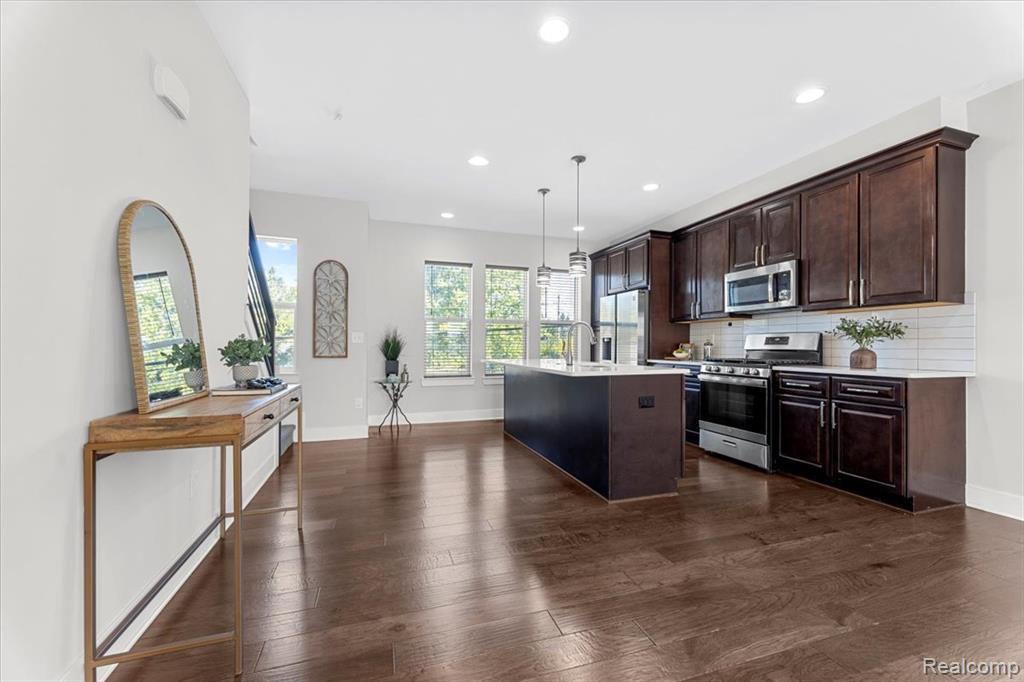 2937 East Square Lake Road Troy, MI 48085 - Photo 4 of 40