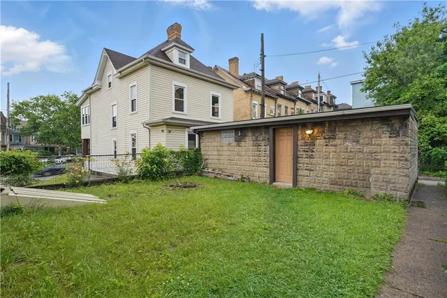 a view of a house with a yard