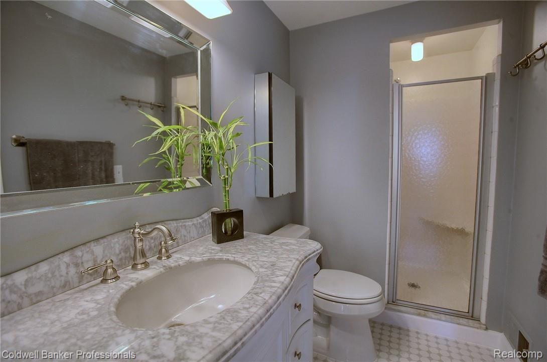 32320 Lahser Road Franklin, MI 48025 - Photo 24 of 38 Updated master bath
